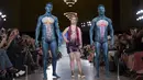 Aksi Madeline Stuart, model Australia dengan down syndrome saat memamerkan koleksi Hendrik Vermeulen untuk Musim Panas dan Semi 2016 di acara peragaan busana New York Fashion Week, Minggu (13/9/2015). (REUTERS/Andrew Kelly)