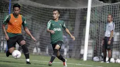 Pemain Timnas Indonesia, Riko Simanjuntak, mengirim umpan saat latihan di Lapangan ABC Senayan, Jakarta, Selasa (20/11). Latihan ini persiapan jelang laga Piala AFF 2018 melawan Filipina. (Bola.com/Vitalis Yogi Trisna)