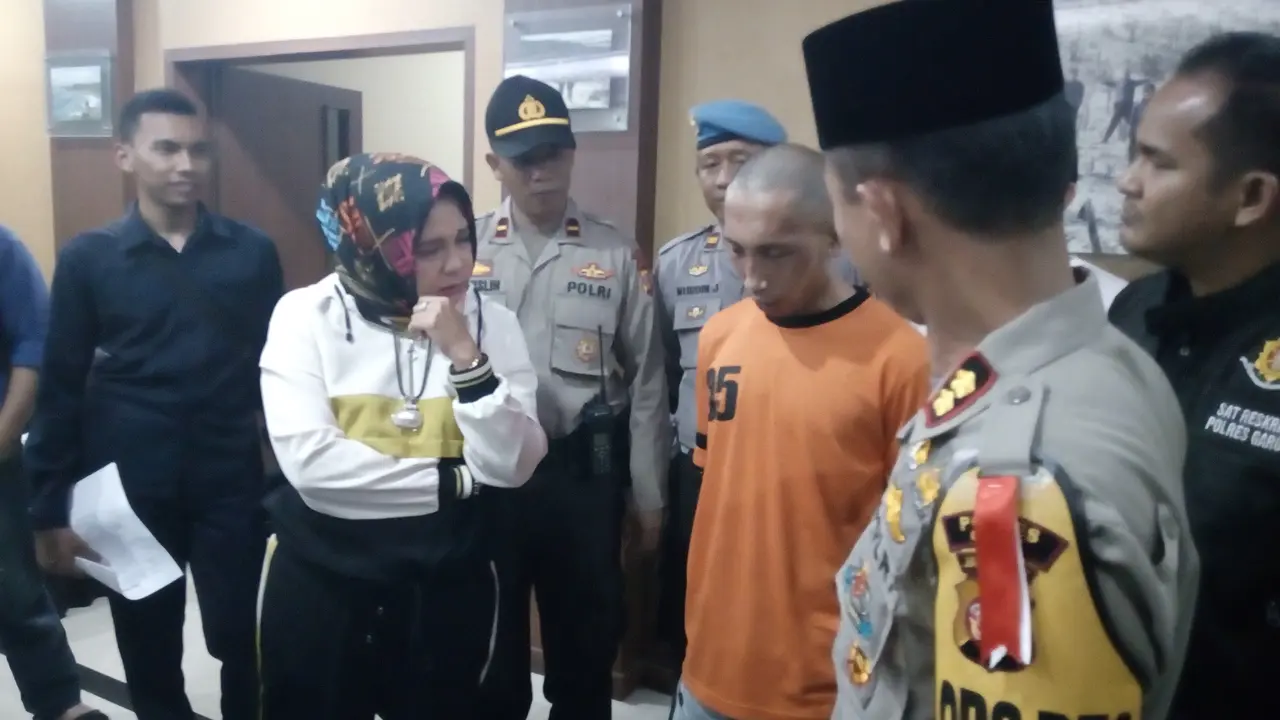 Salah satu pelaku pencabulan nampak lesu, setelah kasusnya diungkap jajaran reskrim polres Garut