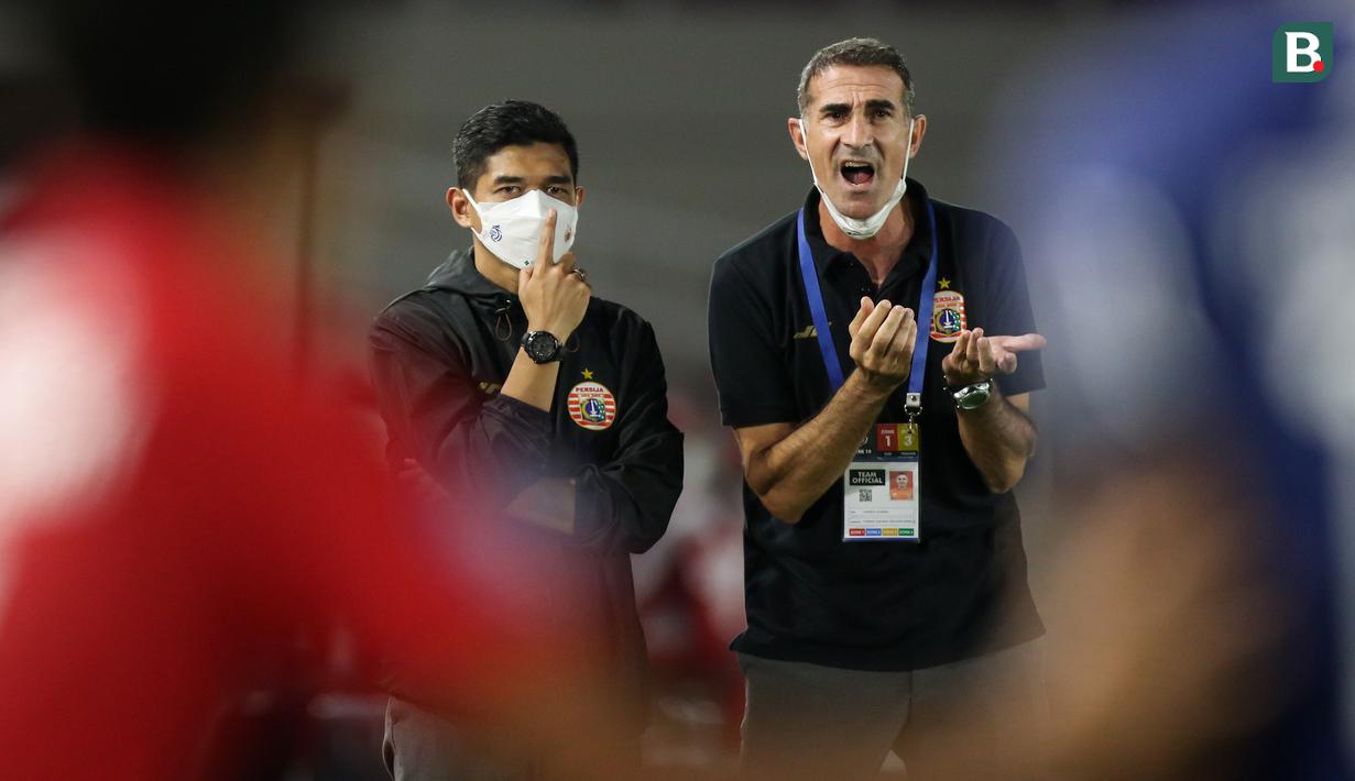 Pelatih dan manajer tim Persija Jakarta, Angelo Alessio (kanan) dan Bambang Pamungkas saat melawan Persib Bandung dalam laga pekan ke-12 BRI Liga 1 2021/2022 di Stadion Manahan, Solo, Sabtu (20/11/2021). (Bola.com/Bagaskara Lazuardi)