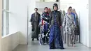 Model berjalan di catwalk pada pembukaan Muslim Fashion Festival Indonesia (Muffest) 2020 di Aquatic Stadium, GBK Senayan, Jakarta, Jumat (30/8/2019). Sebelas desainer kenamaan dunia fashion muslim tanah air ikut ambil bagian dalam busana terbaru mereka di Truks Show. (Fimela.com/Bambang E.Ros)