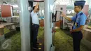 Presdir PT Angkasa Pura II Muhammad Awaluddin ketika diperiksa menggunakan alat body scanner oleh petugas di Terminal 3 Bandara Soekarno-Hatta, Tangerang, Senin (24/04). (Liputan6.com/Fery Pradolo)
