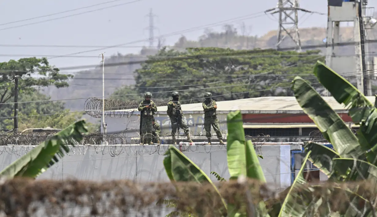Anggota Tentara Ekuador berjaga-jaga di atap Lembaga Pemasyarakatan Litoral dalam menanggapi percobaan kerusuhan di Guayaquil, Ekuador (4/11/2022). Enam polisi terluka Kamis (4/11) dalam kerusuhan penjara terbaru yang melanda Ekuador, karena negara itu dicengkeram oleh kekerasan yang dipersalahkan pada kelompok kejahatan terorganisir yang mengobarkan perang narkoba yang mematikan. (AFP/Rodrigo Buendia)