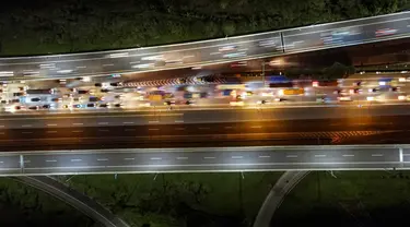 Foto udara ini menunjukkan kendaraan yang terjebak kemacetan di&nbsp; Jalan Tol Jakarta - Cikampek di Karawang, Jawa Barat pada 28 April 2022. Lalu lintas di Jalan Tol Jakarta-Cikampek mengalami kemacetan panjang memasuki puncak arus mudik Lebaran 2022. (BAY ISMOYO / AFP)