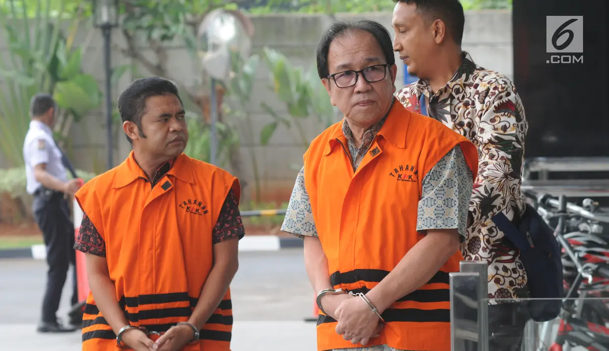 Dirut PT Sumber Swarnanusa Joe Fandy Yoesman (kanan) dan anggota DPRD Provinsi Jambi Muhammadiyah (kiri) akan menjalani pemeriksaan perdana pasca penahanan di Gedung KPK, Jakarta, Senin (5/8/2019). (merdeka.com/Dwi Narwoko)