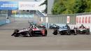Pembalap TAG Heuer Porsche Formula E Team, Pascal Wehrlein, memimpin balapan Formula E 2023 di Jakarta International e-Prix Circuit, Sabtu (3/6/2023). Pascal Wehrlein menjadi yang tercepat setelah melahap 36 lap dengan catatan waktu 42 menit 21,995 detik. (Bola.com/M Iqbal Ichsan)