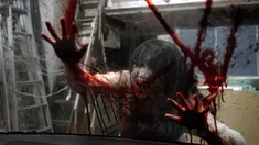 Pemeran zombie tampil dengan darah palsu yang disiramkan ke kaca kendaraan saat demonstrasi pertunjukan rumah hantu drive-in di Tokyo, Jepang, Selasa (18/8/2020). Rumah hantu drive-in ini diadakan di tengah pandemi COVID-19. (AP Photo/Eugene Hoshiko)