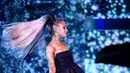 Ariana sendiri tak sendirian menghibur Billboard Music Awards. (KEVIN WINTER / GETTY IMAGES NORTH AMERICA / AFP)