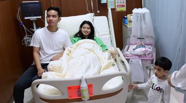 Jokowi Jenguk Kelahiran Cucu Ketiga di Solo