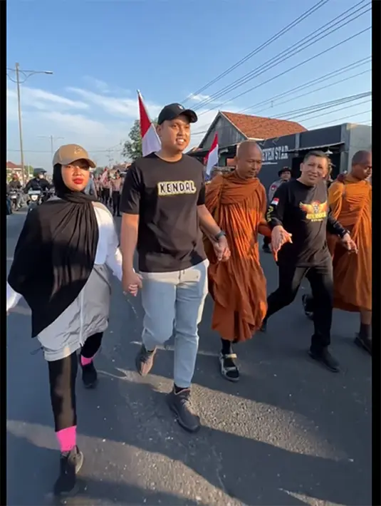 "Boleh bu tapi inget ya kalau yang perempuan hanya boleh foto-foto, tidak boleh megang bhante-nya." kata Chacha dilansir dari video singkatnya. [Instagram/chafrederica]