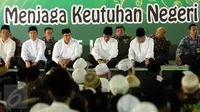 Presiden Jokowi (tengah) dan Menag Lukman Hakim Saifuddin (ketiga kiri) mengikuti Istighosah Nahdlatul Ulama (NU) di Masjid Istiqlal, Jakarta, Minggu (14/6). Istighosah tersebut diadakan untuk menyambut bulan Ramadan 1436 H. (Liputan6.com/Helmi Afandi)