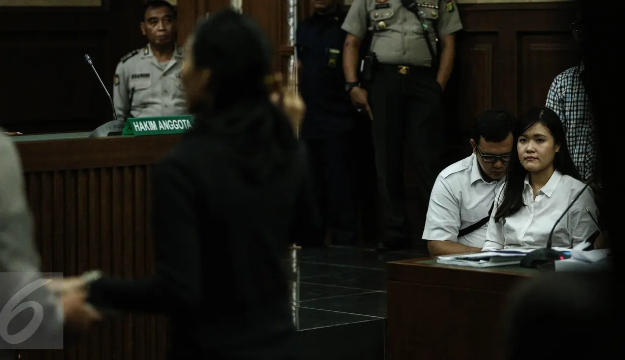 Tersangka pembunuhan Wayan Mirna Salihin, Jessica Kumala Wongso mendengarkan kesaksian Hanie Juwita Boon dalam sidang lanjutan di PN Jakarta Pusat, Rabu (13/7). Hanie merupakan teman minum kopi korban dan tersangka. (Liputan6.com/Faizal Fanani) 