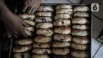 Pekerja memasukan Roti Anget di sebuah industri rumahan kawasan Tanah Abang, Jakarta, Rabu (11/11/2020). Setelah tutup selama 3 bulan di awal pandemi Covid-19 akibat pemberlakukan PSBB, industri roti rumahan ini perlahan bangkit meski mengalami penurunan produksi. (merdeka.com/Iqbal S. Nugroho)