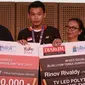 Atlet Bulutangkis Junior Indonesia, Rinov Rivaldy menerima Penghargaan Juara Blibli.com Yonex Sunrise BWF World Championship di Galeri Indonesia Kaya, Grand Indonesia, (2/11/2017). (Bola.com/Nicklas Hanoatubun)