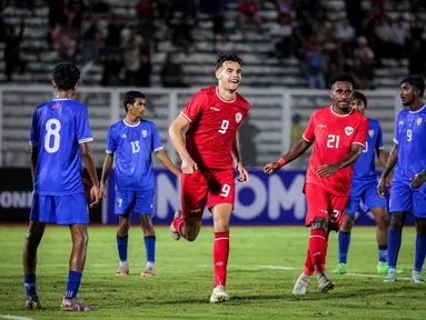 Pemain Timnas Indonesia U-20, Jens Raven melakukan selebrasi setelah mencetak gol ke gawang Maladewa pada laga Kualifikasi Piala Asia U-20 2025 di Stadion Madya, Senayan, Jakarta,&nbsp;Rabu (25/09/2024). (Bola.com/Bagaskara Lazuardi)