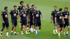 Para pemain Brasil saat mengikuti sesi latihan di Porto Alegre, Brasil, (29/8). Brasil akan menghadapi Ekuador dalam pertandingan sepak bola kualifikasi Piala Dunia 2018 pada 31 Agustus. (AP Photo / Andre Penner)