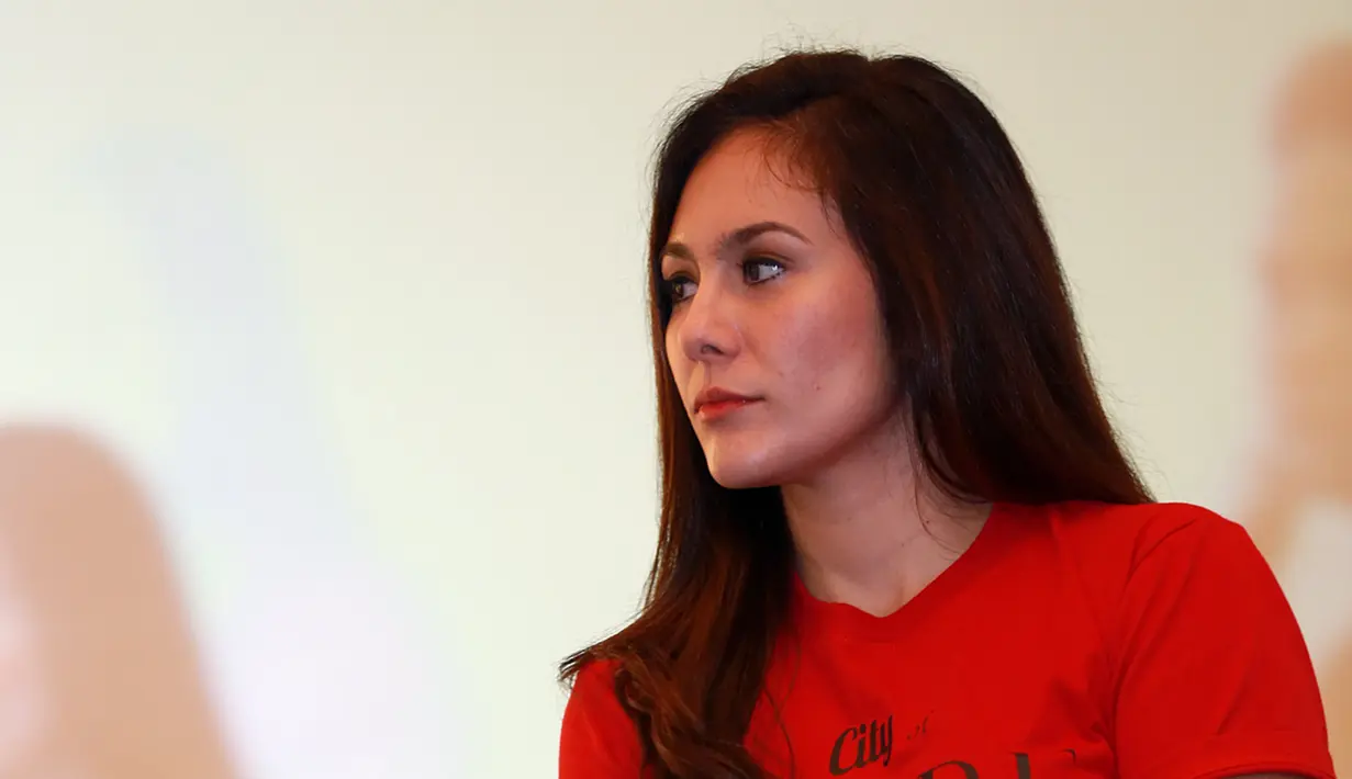 "Enggak lah, biasa aja, sekarang kan sudah 17 dia terlihat 17, karena pasti kena marah mamanya, karena mamanya itu juga bukan yang dandan," sambung Wulan. (Deki Prayoga/Bintang.com)