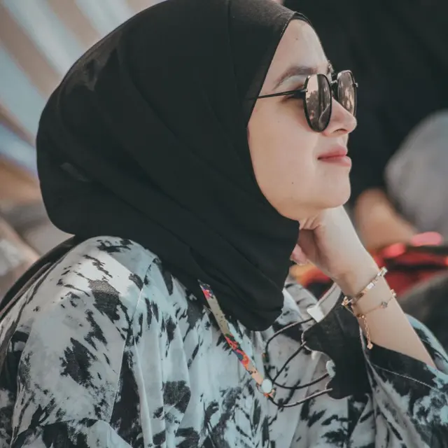 6 Potret Aryani Fitriana Pamer Senyum dari Samping, Hidung Mancungnya Curi Perhatian