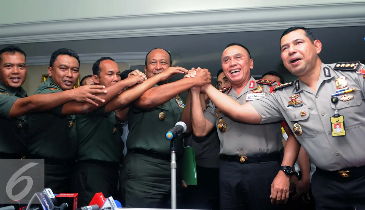 Pangdam Jaya Mayjen TNI Teddy Lhaksmana Kapolda Metro Jaya Irjen Pol Mochammad Iriawan dan jajarannya berfoto bersama usai konferensi pers terkait rencana makar Kivlan Zein dan Adityawarman Thaha, Jakarta, Selasa (12/6). (Liputan6.com/Gempur M Surya)