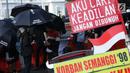 Peserta aksi Kamisan saat aksi di kawasan Silang Monas depan Istana Negara, Jakarta, Kamis (7/2). Seiring aksi Kamisan, JSKK meminta komitmen pemerintah untuk menyelesaikan kasus pelanggaran HAM masa lalu. (Liputan6.com/Helmi Fithriansyah)