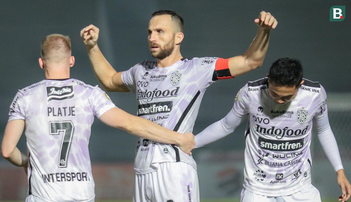 Pemain Bali United, Ilija Spasojevic (tengah) melakukan selebrasi usai mencetak gol ke gawang Borneo FC dalam laga pekan ke-5 BRI Liga 1 2021/2022 di Stadion Indomilk Arena, Tangerang, Selasa (28/09/2021). Kedua tim bermain imbang 1-1. (Bola.com/Bagaskara Lazuardi)