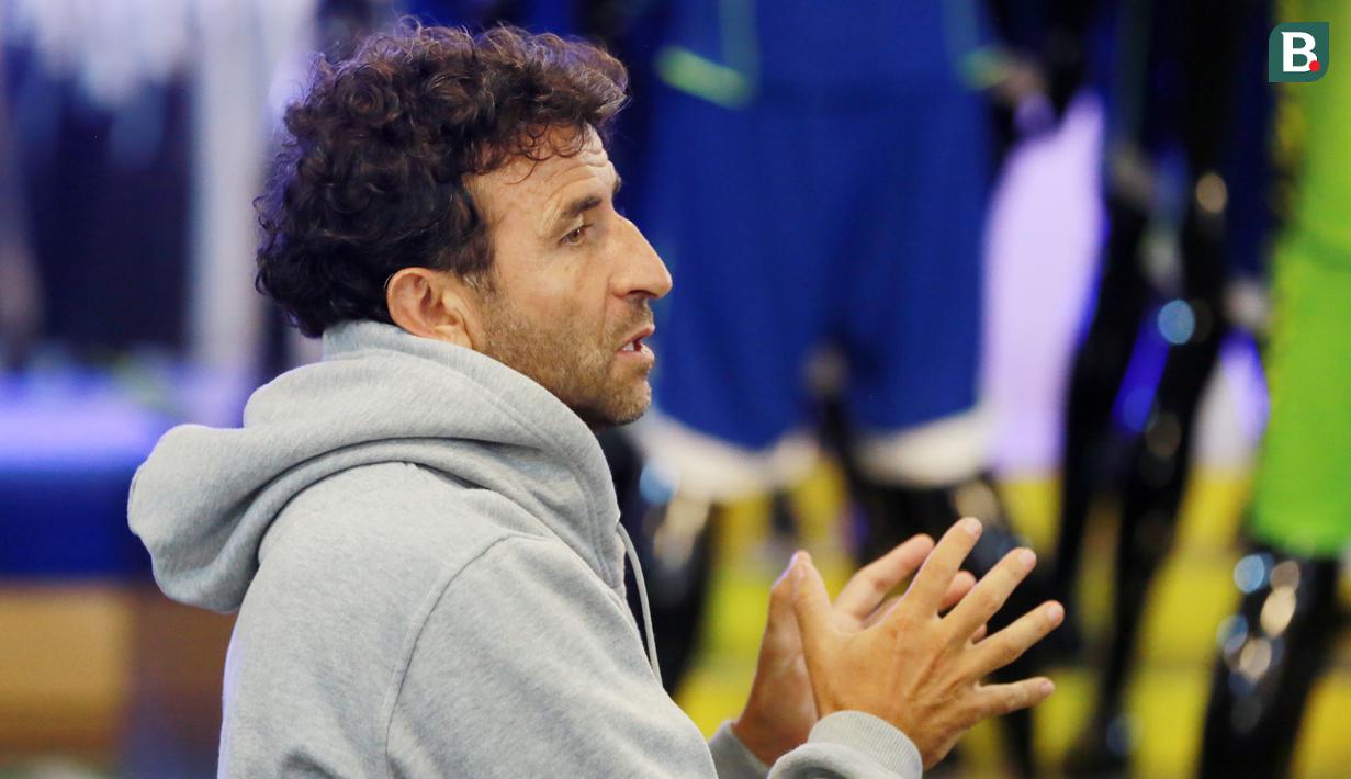 Pelatih Persib Bandung, Luis Milla, saat wawancara eksklusif bersama Bola.com di Graha Persib, Bandung, Selasa (11/10/2022). (Bola.com/M Iqbal Ichsan)