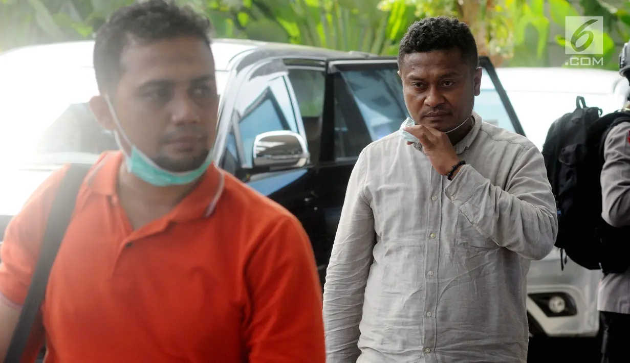 Bupati Buton Selatan Agus Feisal dikawal petugas saat tiba di gedung KPK usai terjaring Oprasi Tangkap Tangan (OTT), Jakarta (24/5). Uang Rp 400 juta tersebut diduga uang suap proyek di wilayah Kabupaten Buton Selatan. (Merdeka.com/Dwi Narwoko)
