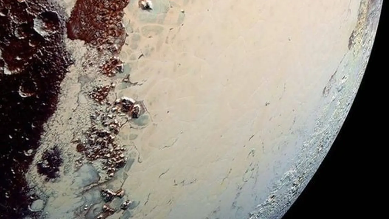 Pluto Berbentuk Sama dengan Bulan