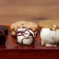 Kue kering di meja sudah habis? Yuk, bikin bola-bola cookies.