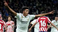 Pemain Real Madrid, Alvaro Rodriguez berselebrasi setelah mencetak gol penyeimbang 1-1 ke gawang Atletico Madrid pada laga lanjutan Liga Spanyol 2022/2023 yang berlangsung di Santiago Bernabeu, Spanyol, Minggu (26/02/2023) dini hari WIB. (AFP/Pierre-Philippe Marcou)