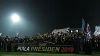 Pemain Arema FC merayakan gelar juara Piala Presiden 2019 usai menaklukkan Persebaya Surabaya di Stadion Kanjuruhan, Jumat (13/4). Arema FC menang 2-0 atas Persebaya. (Bola.com/Yoppy Renato)