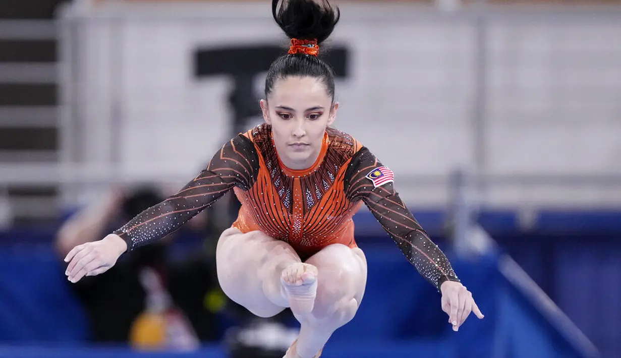Farah Ann Abdul Hadi - Atlet cantik asal Malaysia ini benar-benar mencuri perhatian. Dirinya tak hanya bertalenta, namun juga memiliki wajah yang membuat semua pria menoleh saat melihatnya beraksi. (Foto: AP/Petros Giannakouris)