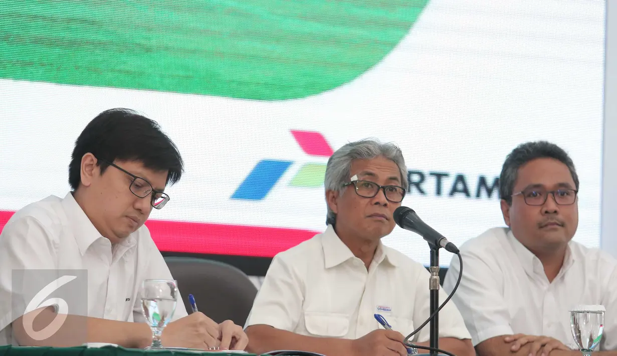 Dirut PT Pertamina, Dwi Soetjipto (tengah) saat preskon di Jakarta, Senin (4/4). Menurut Dwi Sutjipto, salah satu fokus Pertamina adalah mengenai efisiensi, dimana sedang digarap yaitu "integrated supply chain" (ISC). (Liputan6.com/Angga Yuniar)
