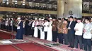 Presiden Joko Widodo bersama jemaah lainnya menunaikan ibadah Salat Jumat di Masjid Istiqlal, Jakarta, Jumat (2/3). Dalam Salat Jumat tersebut Dr. Bambang Irawan, M.A bertindak selaku khatib. (Liputan6.com/Pool/Biro Pers Setpres)