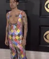 Tampilan Harry Style sangat mencuri perhatian, ia tampil mengenakan jumpsuit colorfull dipadukan sepatu putih. @recordingacademy