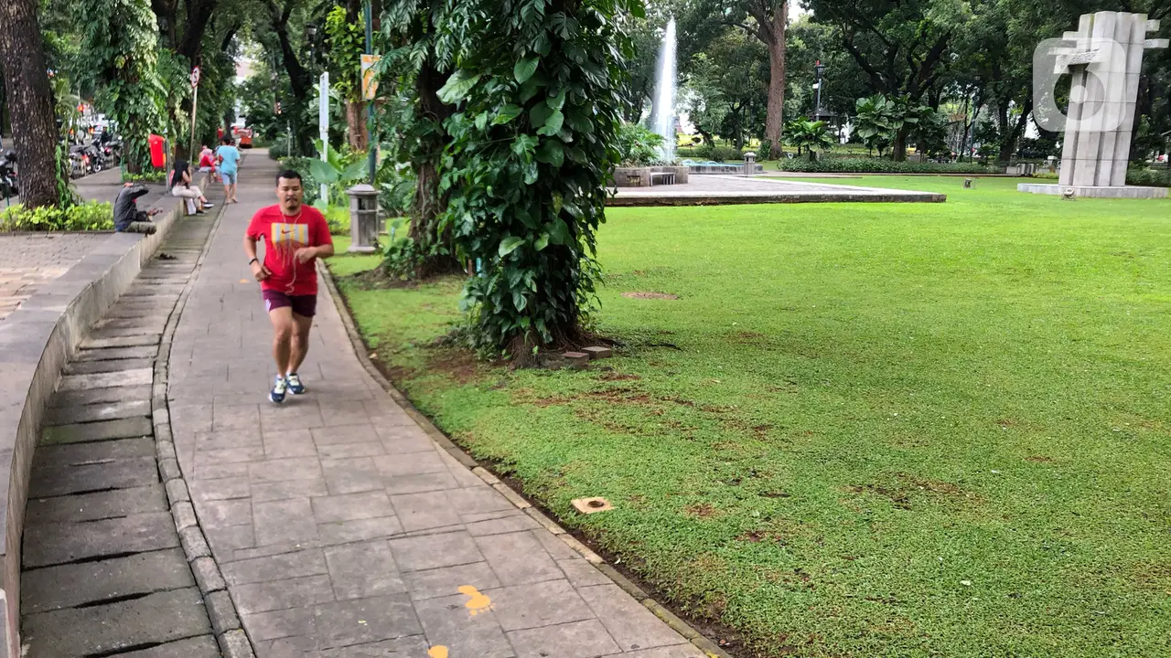 Ditutup untuk Umum, Sebagian Masyarakat Tetap Beraktivitas di Taman Suropati