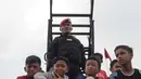 Sejumlah anak menaiki kendaraan tempur saat HUT Kopassus ke-64, Jakarta, (16/4). HUT Kopassus dihadiri Menkopolhukam luhut Binsar Pandjaitan dan Panglima TNI Gatot N. (Liputan6.com/Helmi Afandi)