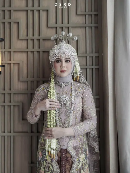 <p>Lalu ada Kesha Ratuliu, yang tampil dengan adat sunda hijab. Ia mengenakan kebaya keunguan dengan detail payetan dari desainer @kilauartofficial. Kebaya tersebut lengkap mengenakan bros dipadukan kain lilit batik cokelat sebagai bawahan. Semakin anggun dengan hijab warna serasi serta siger, kembang goyang, dan rangkaian melatinya. @kesharatuliu05</p>
