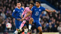 Pemain Chelsea, Wesley Fofana (kanan) berebut bola dengan pemain Everton, Demarai Gray pada laga pekan ke-28 Liga Inggris 2022/2023 di Stamford Bridge, London, Minggu (19/03/2023) WIB. Laga berakhir dengan skor imbang 2-2. (AFP/Glyn Kirk)