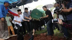 Jenazah Alm Eko Ndaru Djumadi (Eko DJ) saat tiba di TPU Malaka, Pondok Kelapa, Jakarta, Selasa (28/03). Eko DJ meninggal dalam usia 65 tahun karena sakit gagal ginjal. (Liputan6.com/Herman Zakharia)