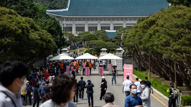 FOTO: Sehari Setelah Dibuka, Kompleks Blue House Ramai Dikunjungi Pengunjung