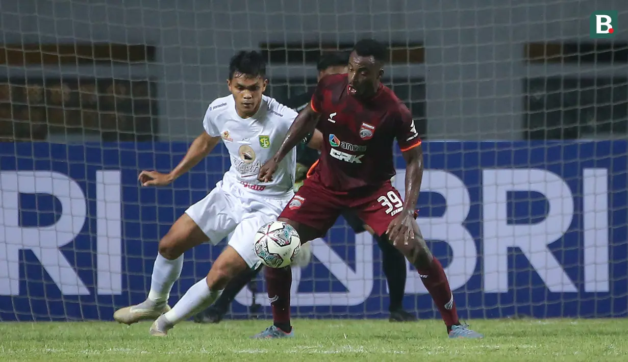 Penyerang Borneo FC, Guy Junior (kanan) berusaha mencetak gol ke gaang Persebaya Surabaya dalam laga pekan pertama BRI Liga 1 2021/2022 di Stadion Wibawa Mukti, Cikarang, Sabtu (04/09/2021). (Foto: Bola.com/Bagaskara Lazuardi)