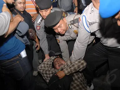 Polisi mengamankan tiga orang massa dari Progres 98 di Gedung KPK, Jakarta, Senin (4/8/14). (Liputan6.com/Miftahul Hayat)