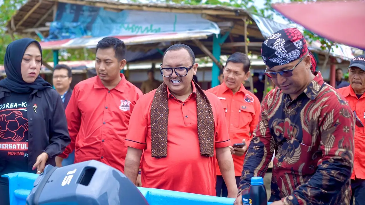 Anggota DPR RI Kaisar Salurkan Bantuan Kapal untuk Nelayan Muda Cilacap, Tegaskan Profesi Bahari Bukan Kelas Dua