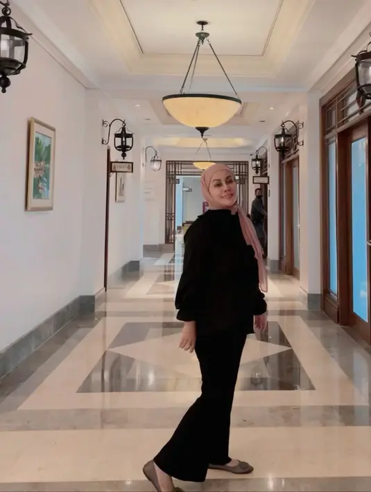 <p>Kini, penampilan Mak Vera pun banyak berubah. Sejak beberapa tahun yang lalu, mantan manajer Olga Syahputra tersebut memakai hijab. (FOTO: instagram.com/makverazanobia/)</p>