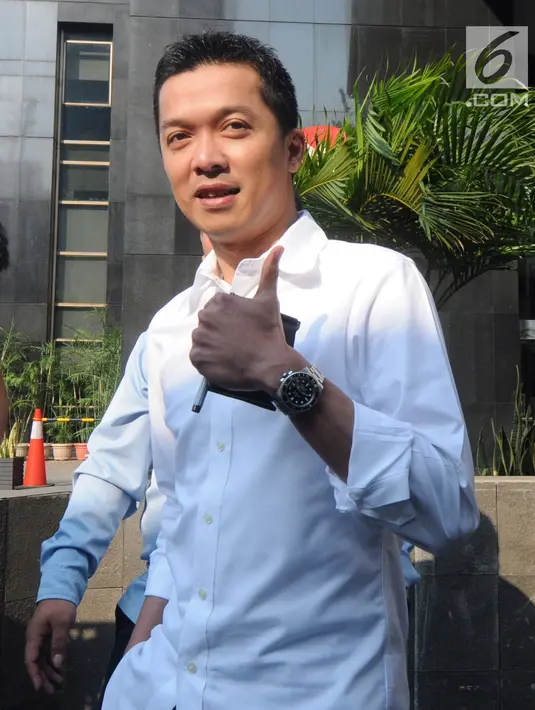 Mantan pemain bulutangkis Indonesia, Taufik Hidayat seusai menjalani pemeriksaan di Gedung KPK, Jakarta, Kamis (1/8/2019). KPK meminta keterangan Taufik Hidayat dalam pengembangan perkara suap di Kementerian Pemuda dan Olahraga (Kemenpora). (merdeka.com/Dwi Narwoko)