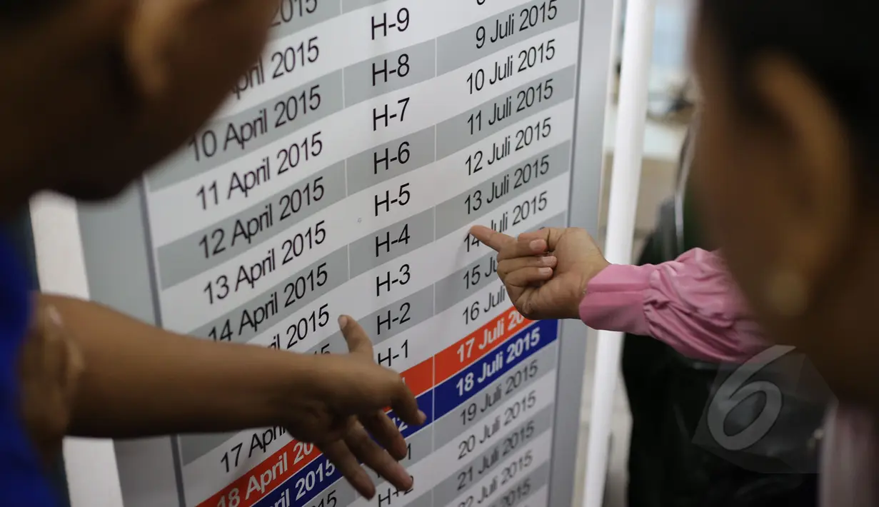 Calon pemudik melihat papan pengumuman tanggal pemesanan tiket kereta di Stasiun Pasar Senen Jakarta, Senin (13/4/2015). PT KAI mulai menjual tiket kereta untuk keberangkatan H-10 lebaran melalui reservasi online maupun loket. (Liputan6.com/Faizal Fanani)