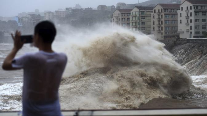 Gelombang yang menghantam pantai ketika Topan Lekima mendekati Provinsi Zhejiang, timur China. (AP)