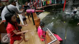 Anak-anak bermain di wahana air Taman Pintar Yogyakarta, Selasa (12/7). Meski liburan lebaran telah berahir, liburan sekolah masih menyisakan satu pekan. (Liputan6.com/Boy Harjanto)