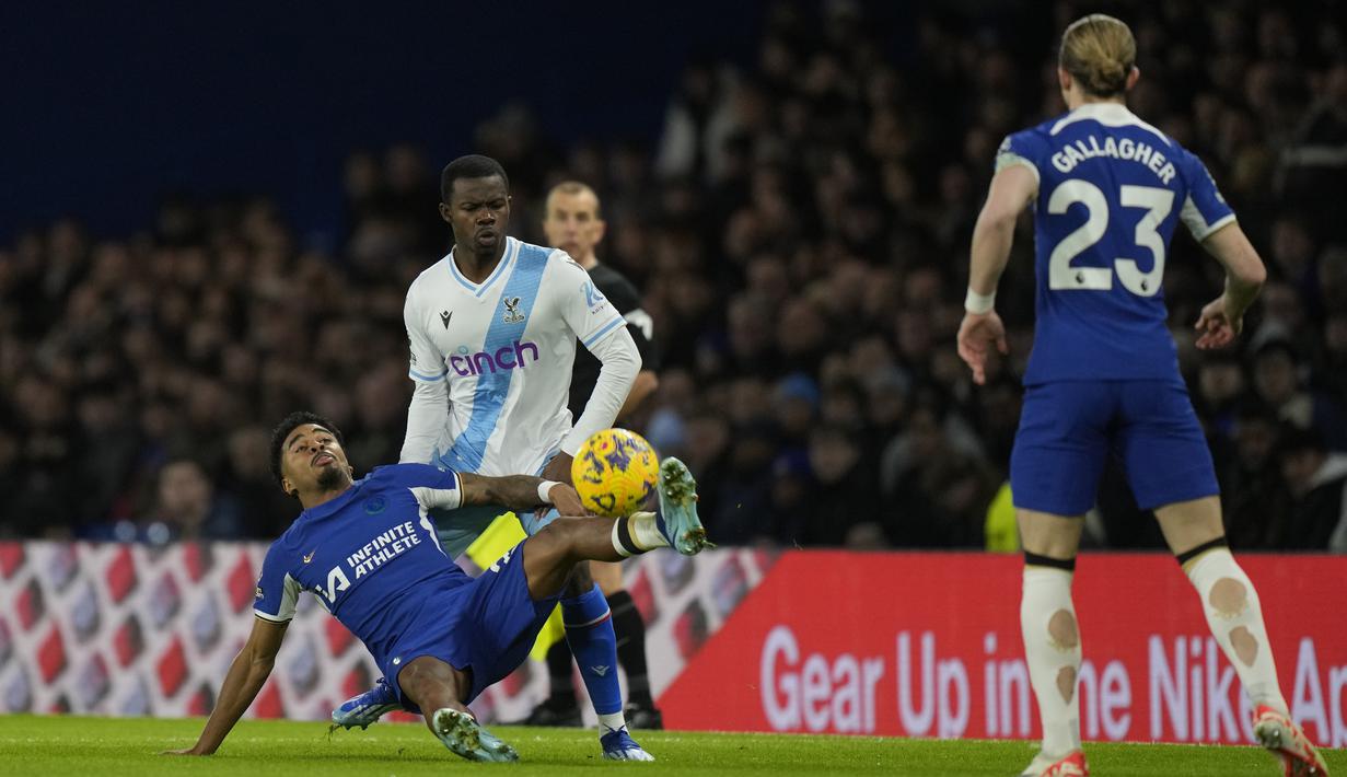 Chelsea menang tipis 2-1 atas Crystal Palace dalam derby London di Liga Primer Inggris. (AP Photo/Alastair Grant)